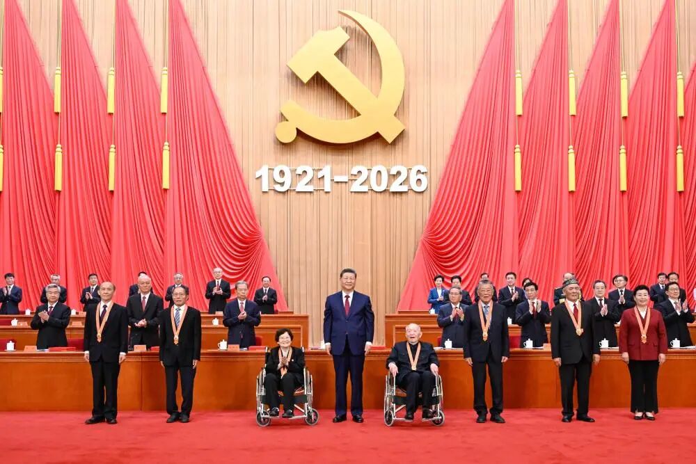 中共中央总书记、国家主席、中央军委主席习近平向“七一勋章”获得者颁授勋章